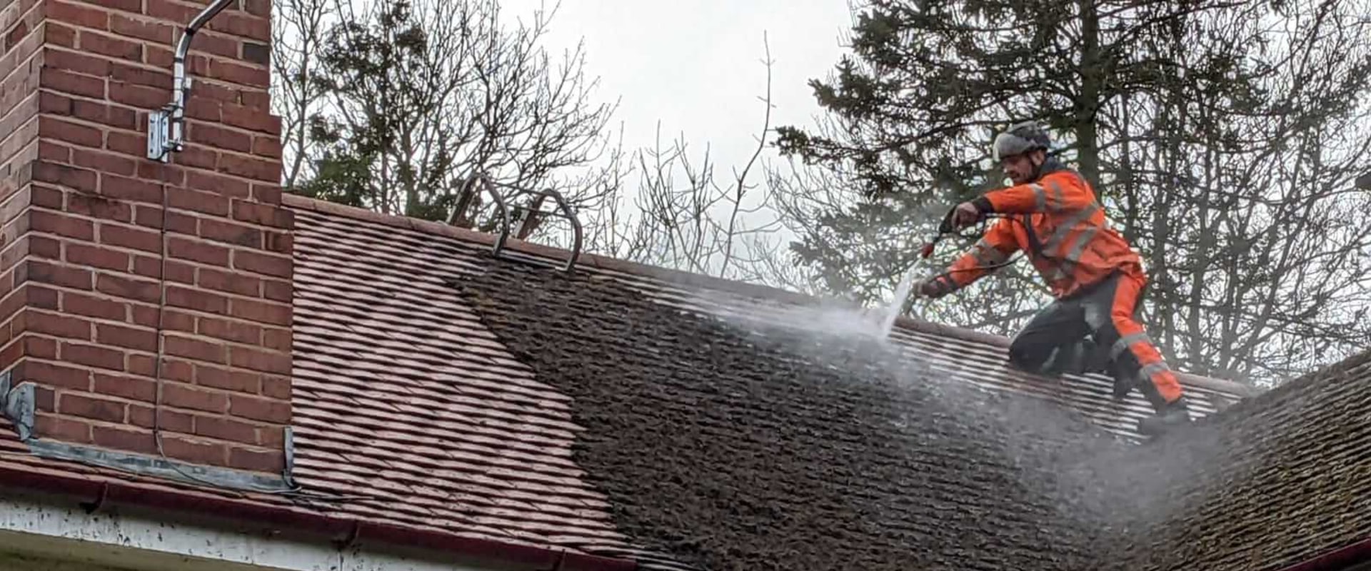 Waarom zou je nooit je dak onder druk moeten wassen?